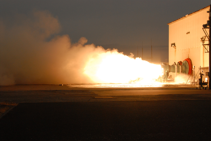 燃焼試験中の強化型イプシロンロケット2段モータ（M-35）の写真