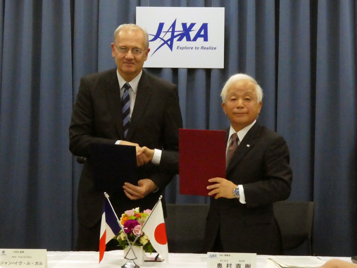 署名後握手するCNESル・ガル総裁（左）とJAXA奥村理事長（右）