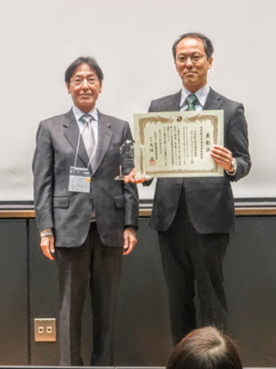 大林茂教授（左）と表彰状を持つ津田プロマネ（右）