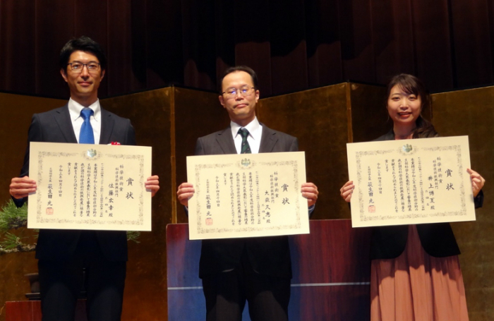 4月14日文部科学省での表彰式にて（左から佐藤、大嶽、井上）