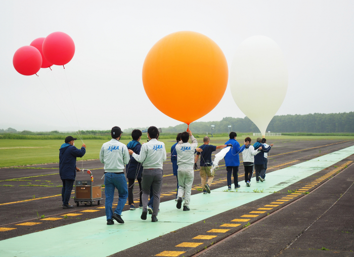 ヘリウムガスを充てんされた小型気球BS21-07号機