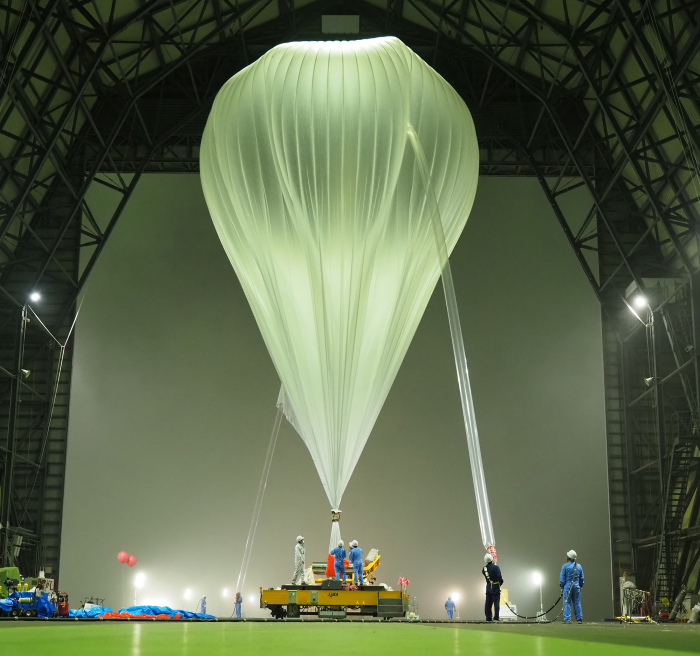 JAXA格納庫内でガス充てん中の大気球B21-06号機