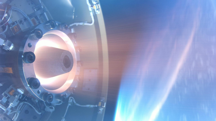 図　回転デトネーションエンジン(RDE)の宇宙空間での世界初の作動の瞬間
