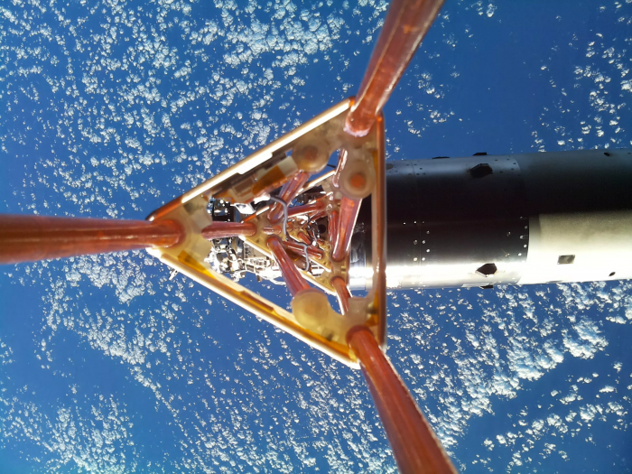 観測ロケット飛翔中に伸展後のインフレータブル伸展プラットフォーム（IEP）の先端から撮像した観測ロケット及び地球 （クレジット：JAXA）