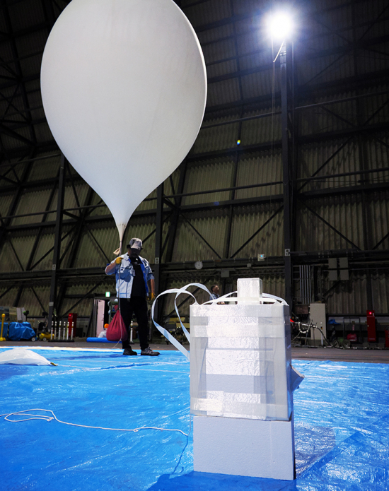 放球直前のゴム気球BS24-03号機と搭載機器（クレジット：JAXA）