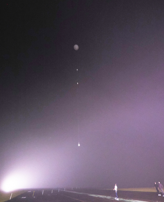 上昇するゴム気球BS24-03号機と搭載機器（クレジット：JAXA）
